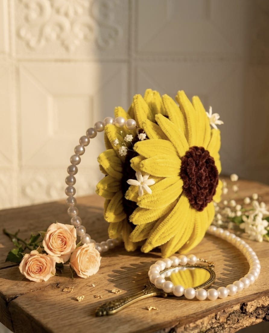 Sunflower Kiss Blooming Daisy with Pearl Chain