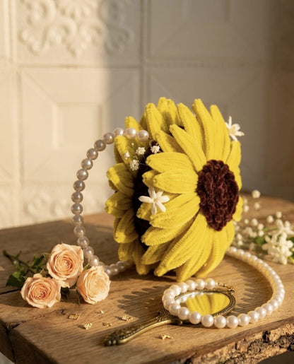 Sunflower Kiss Blooming Daisy with Pearl Chain
