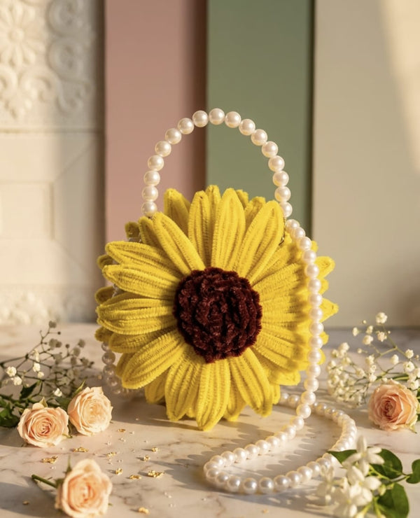 Sunflower Kiss Blooming Daisy with Pearl Chain